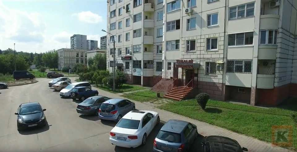 Общий вид на стоянку перед офисов Континент в г Мытищи ул Индустриальная д 7 кор 3 Общий вид на стоянку перед офисов Континент в г Мытищи ул Индустриаотная д 7 кор 3 со старой вывеской Теплый кирпич