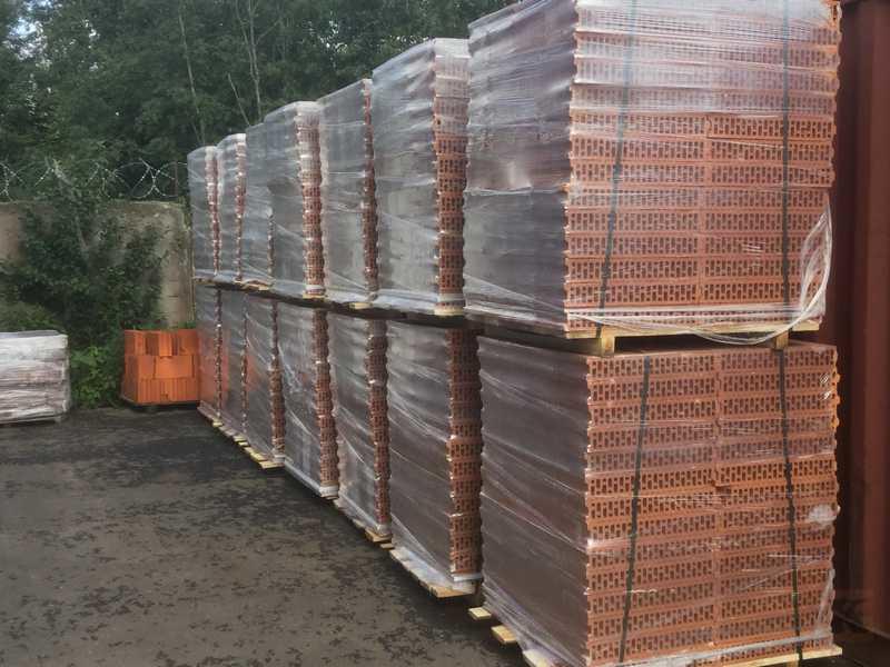 Поддоны с блоками-перегородками Kerakam после разгрузки вилочным погрузчиком Поддоны с блоками-перегородками Kerakam после разгрузки вилочным погрузчиком